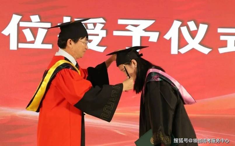 今年6月,在山东理工大学的毕业典礼上,一个定格了中式美的瞬间