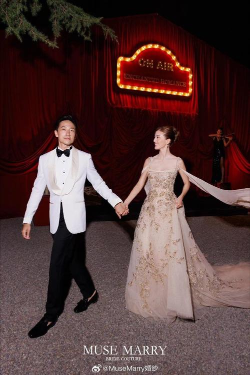 吴千语婚礼预热，与施伯雄坐车甜蜜拥吻，2套婚纱曝光高级感十足