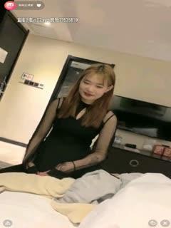 无套后,男友将宅男快乐水灌进我下面。