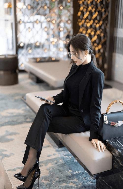 潮流穿搭西裤搭配高跟鞋,绝美的女人搭配,西裤在职场上搭配黑色高跟鞋,魅惑至极
