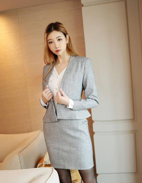 时尚美女穿搭掌握职场穿着的禁忌,你也可以游刃有余