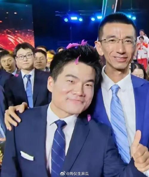 董宇辉事件如何在职场中塑造个人品牌，又避免功高盖主的风险。