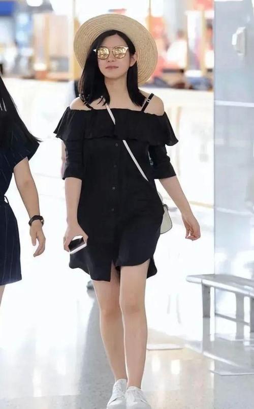 “月季花”的牛仔短裤搭配黑色西服，陈妍希变身职场女神