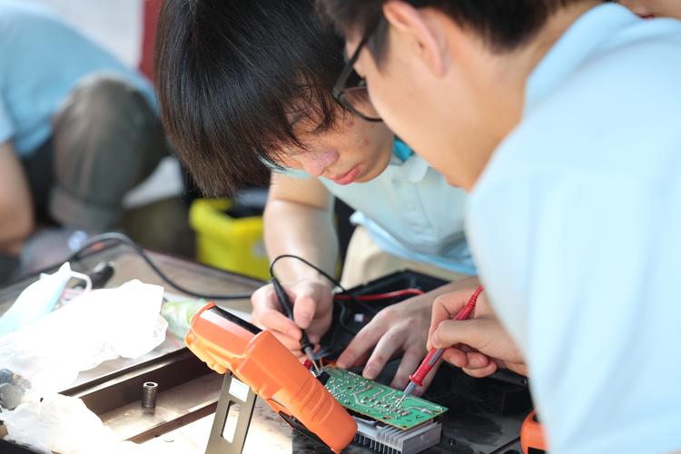 大学生义务维修：新时代青年的社会责任与技能展示